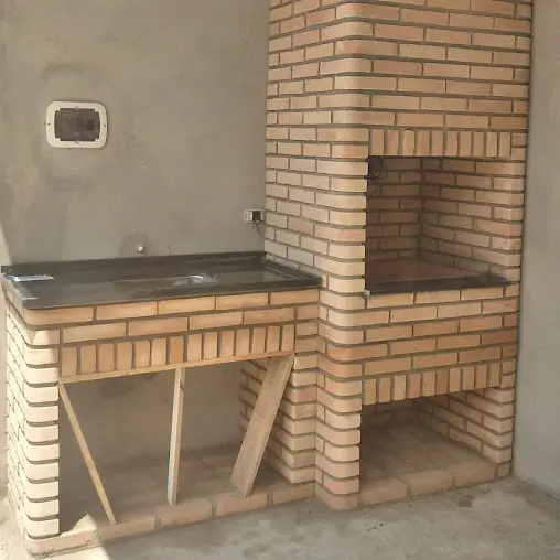 Churrasqueira de alvenaria em obra, com bancada, projeto de cliente
